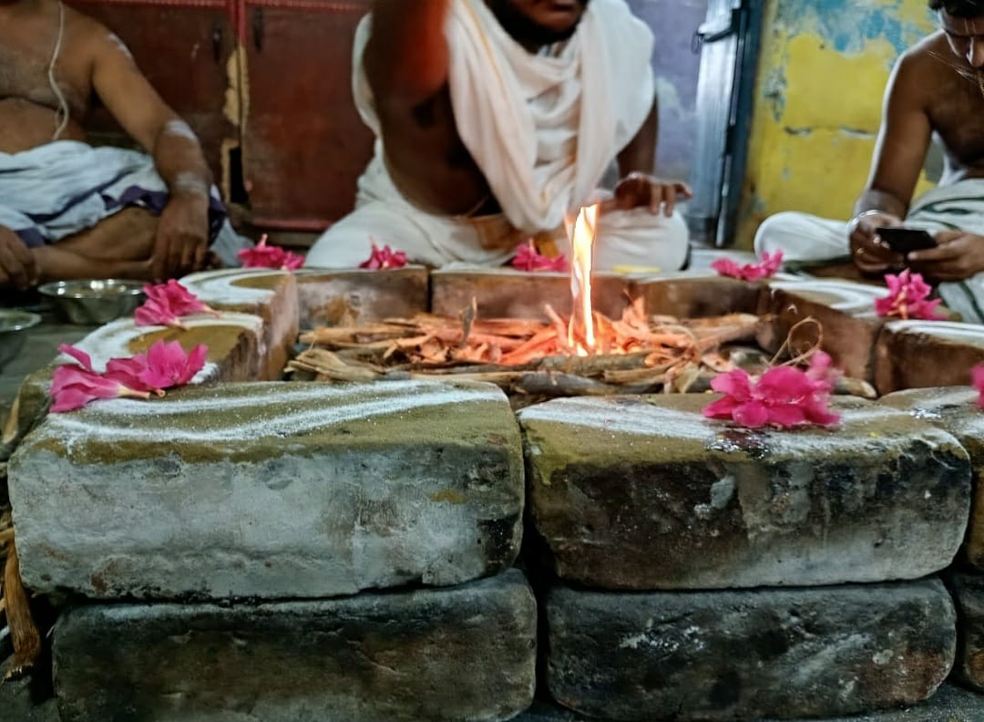 Priest performing Thila Homam ritual in Rameswaram