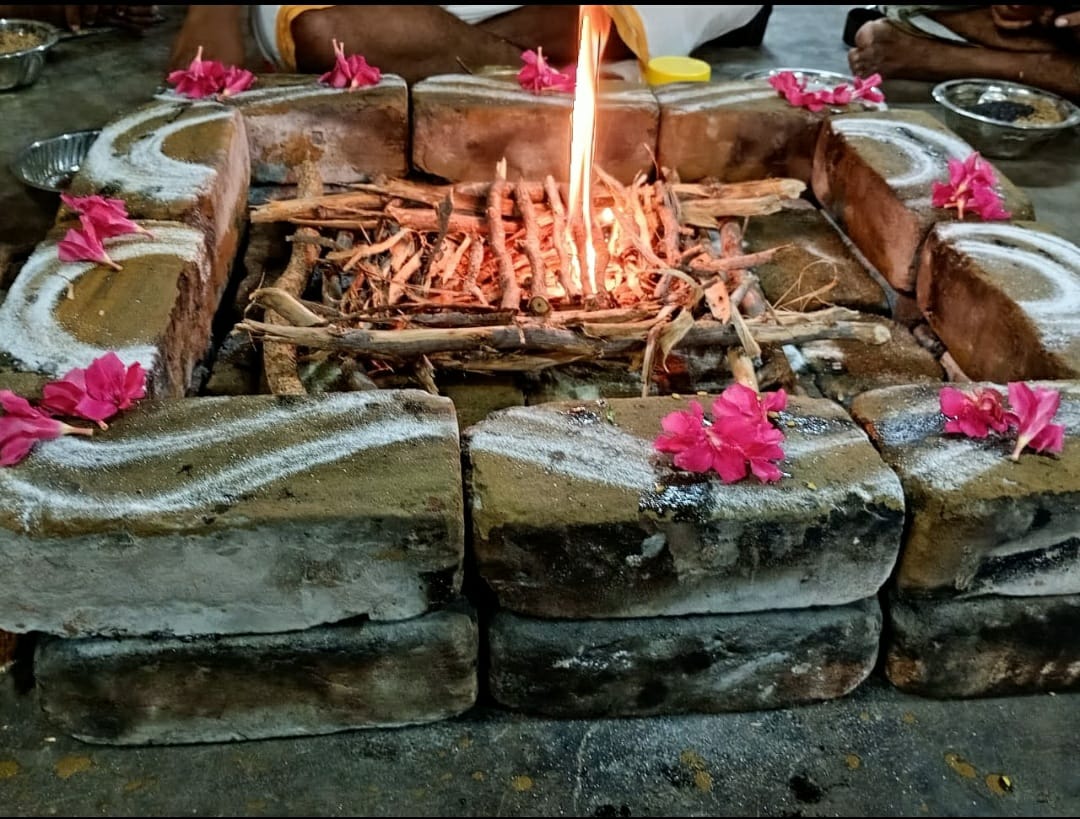Priest performing Thila Homam ritual in Rameswaram
