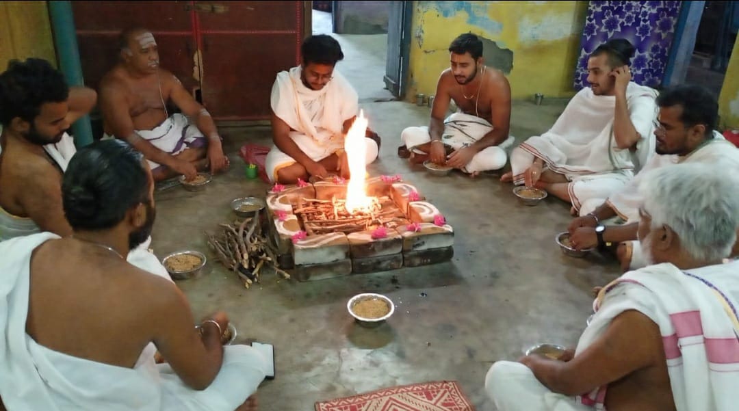 Priest performing Thila Homam ritual in Rameswaram